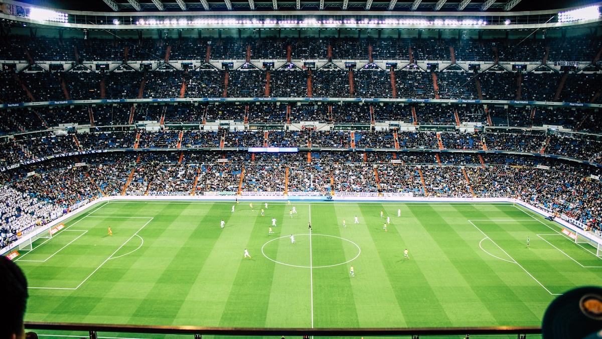 足球比赛十佳球集锦封面图，包含倒钩射门和世界波进球